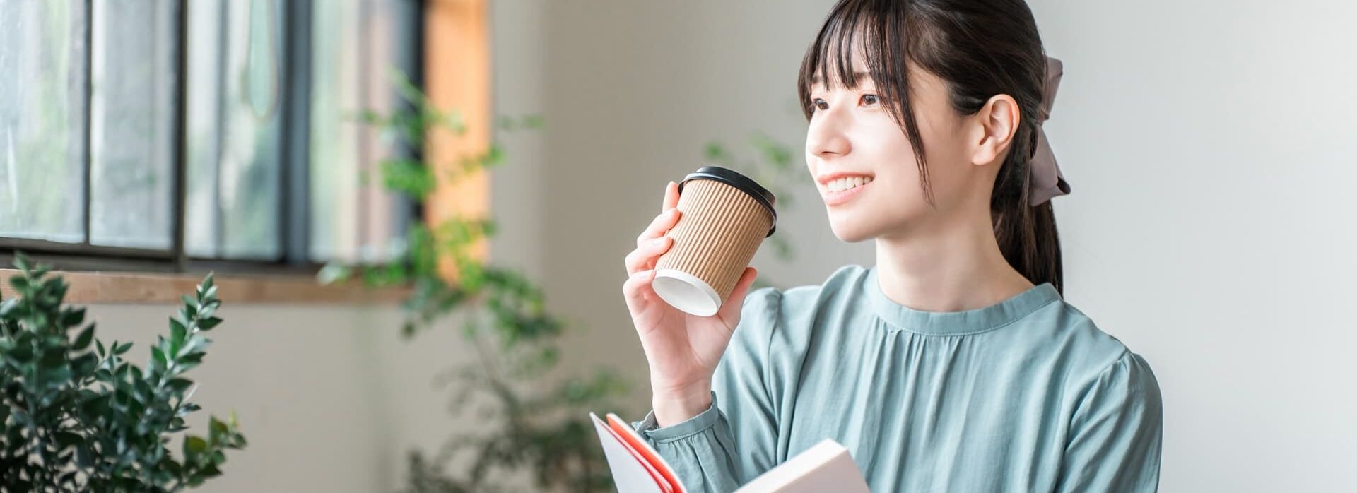 リラックスして漫画を楽しむ女性