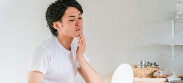 メンズリゼの医療脱毛を検討する男性向けに、料金・特徴・体験談などの情報を整理して解説しているイメージ